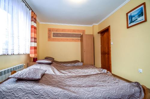 a bedroom with a large bed in a room at Cudzichówka in Biały Dunajec