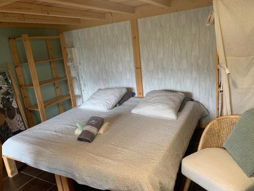 a room with two beds and a bottle on it at Studio Laina avec piscine, spa optionnel in Irissarry