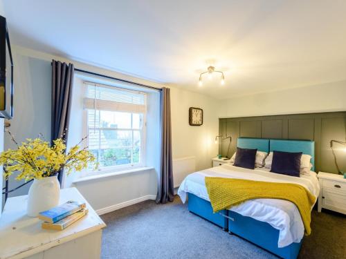 a bedroom with a large bed and a window at 2 Bed in Appledore 63084 in Appledore