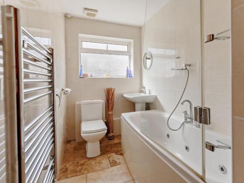 uma casa de banho com uma banheira, um WC e um lavatório. em 3 bed in Camber 72303 em Camber
