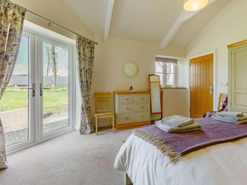 um quarto com uma cama, uma cómoda e uma janela em 1 Bed in Great Torrington 76790 em Shebbear