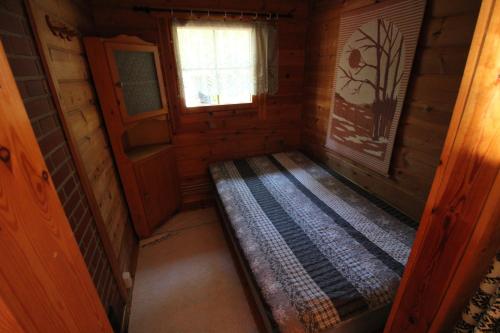 Habitación vacía con ventana y colchón en una cabaña en Villa Mäkivaski, en Virrat