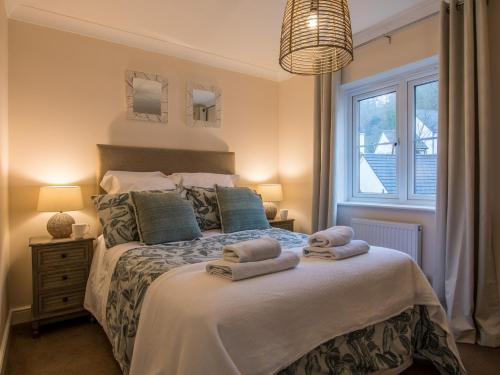 a bedroom with a bed with towels on it at 3 bed in Bampton 77931 in Bampton