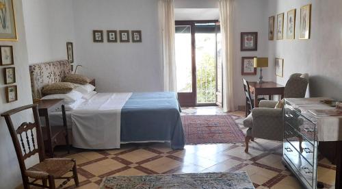 Casa Rural los Danzantes في Fuente-Tójar: غرفة نوم مع سرير وغرفة معيشة
