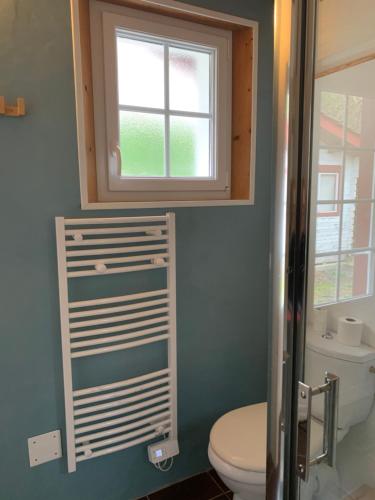 a bathroom with a toilet and a window at Studio Laina avec piscine, spa optionnel in Irissarry
