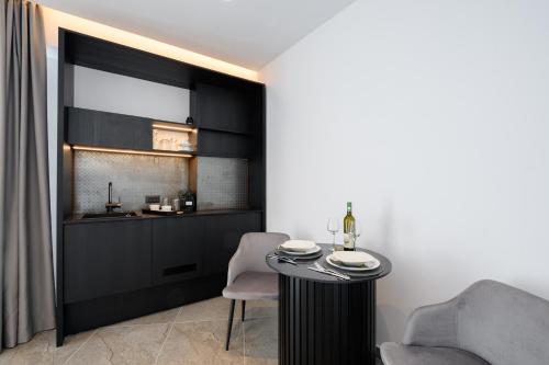 Kuchyň nebo kuchyňský kout v ubytování EcoHeaven Suites