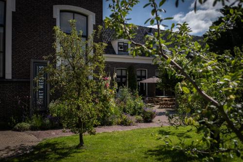 una casa con un jardín delante de ella en Het Weeshuis en Bolsward