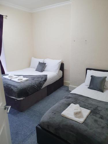um quarto com duas camas com toalhas em House In the heart of valleys em Ebbw Vale