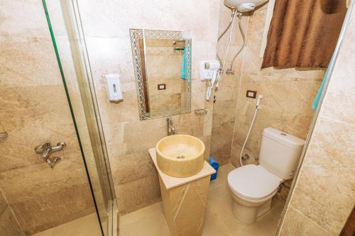 Ένα μπάνιο στο White Pyramids inn
