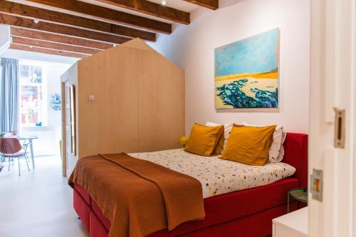 多德雷赫特的住宿－B&B À la Lon，一间卧室配有黄色和橙色枕头的床