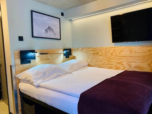 Postel nebo postele na pokoji v ubytování Peaky Riders Self Check-in Hotel