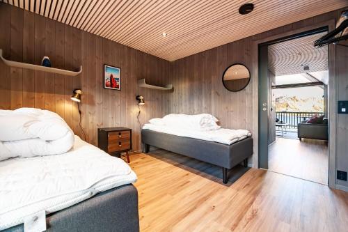 ヘニングスヴァールにあるRorbuleilighet 1J Henningsværのベッド2台 木製の壁の部屋