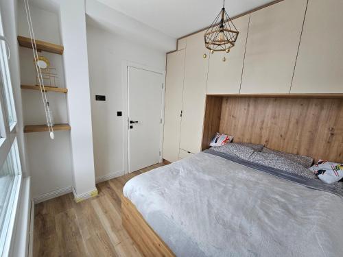 ヤホリナにあるSunset Pines Apt, Villa Montのベッドとシャンデリアのある寝室