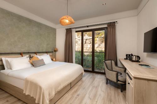 ein Schlafzimmer mit Bett, Schreibtisch und Fenster in der Unterkunft Casa Sur Antalya in Antalya