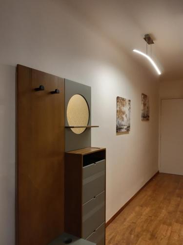 Zimmer mit einer Kommode und einem Spiegel an der Wand in der Unterkunft les agrumes in Amélie-les-Bains-Palalda