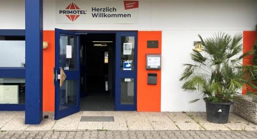 pomarańczowe i niebieskie drzwi ubezpieczyciela w obiekcie PRIMOTEL w mieście Schkeuditz