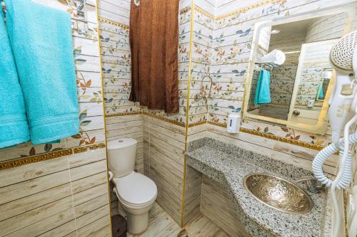 Ένα μπάνιο στο White Pyramids inn