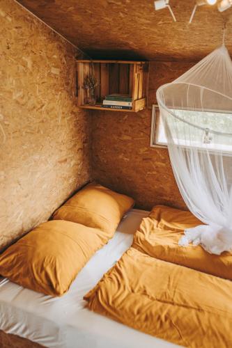 a couple of beds in a room at Slapen aan het Wad in Rasquert