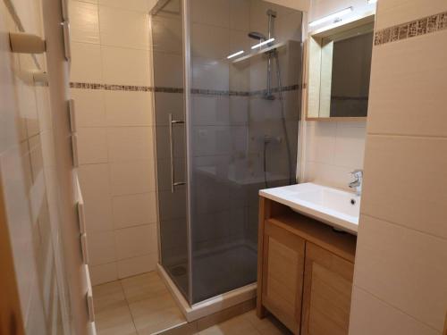 une salle de bain avec douche et lavabo dans l'établissement Appartement lumineux 2 chambres, parking, terrasse, proche commerces et pistes à Arêches-Beaufort - FR-1-342-226, à Beaufort