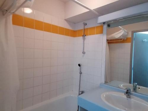 y baño con bañera y lavamanos. en Appartement Saint-François-Longchamp, 2 pièces, 5 personnes - FR-1-635-2, en Saint-François-Longchamp