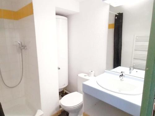 La salle de bains blanche est pourvue de toilettes et d'un lavabo. dans l'établissement Appartement Saint-François-Longchamp, 2 pièces, 4 personnes - FR-1-635-11, à Saint-François-Longchamp