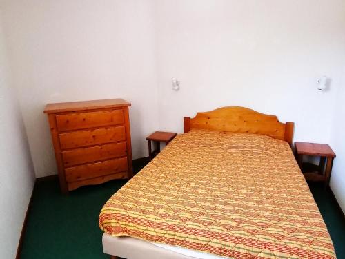 a bedroom with a bed and a dresser at Appartement Saint-François-Longchamp, 2 pièces, 6 personnes - FR-1-635-1 in Saint-François-Longchamp