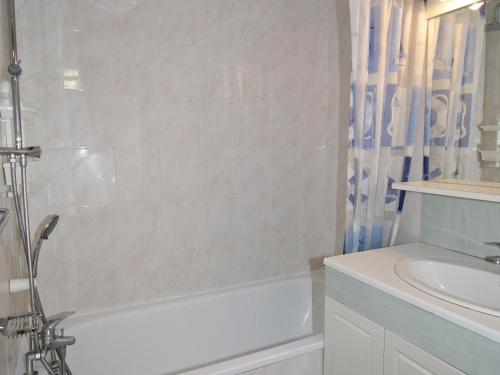 a bathroom with a white tub and a sink at Appartement Saint-François-Longchamp, 2 pièces, 6 personnes - FR-1-635-29 in Saint-François-Longchamp