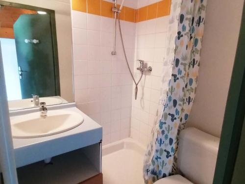 y baño con lavabo y ducha. en Appartement Saint-François-Longchamp, 1 pièce, 2 personnes - FR-1-635-32, en Saint-François-Longchamp