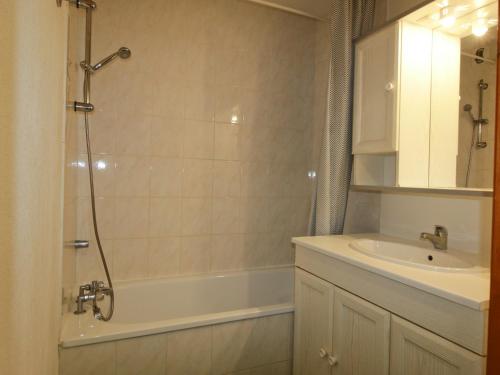 a bathroom with a tub and a sink and a shower at Appartement Saint-François-Longchamp, 2 pièces, 6 personnes - FR-1-635-46 in Saint-François-Longchamp