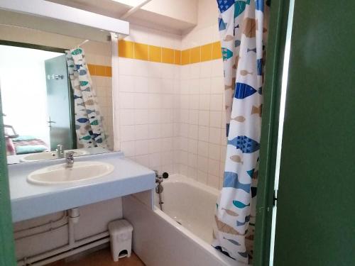 y baño con lavabo y bañera. en Appartement Saint-François-Longchamp, 2 pièces, 4 personnes - FR-1-635-49, en Saint-François-Longchamp