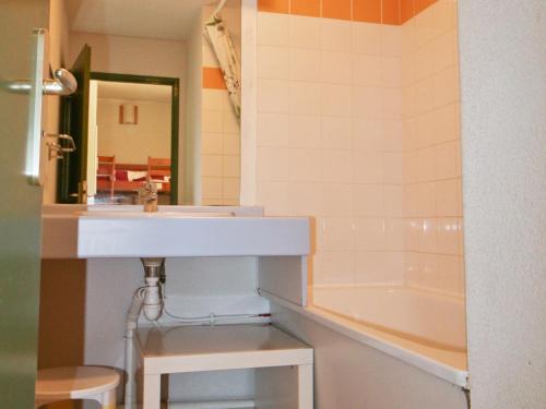 聖費朗索瓦－隆尚的住宿－Appartement Saint-François-Longchamp, 2 pièces, 6 personnes - FR-1-635-48，浴室配有盥洗盆和浴缸。
