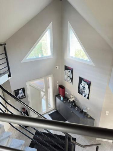 un escalier dans une maison avec trois fenêtres dans l'établissement Grande maison au calme, à Ensisheim