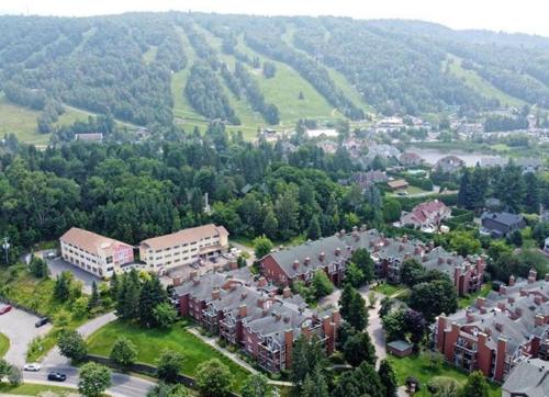 an aerial view of a town with buildings and trees at Le Domaine Chambre d'hôtel à Saint-Sauveur in Saint-Sauveur-des-Monts