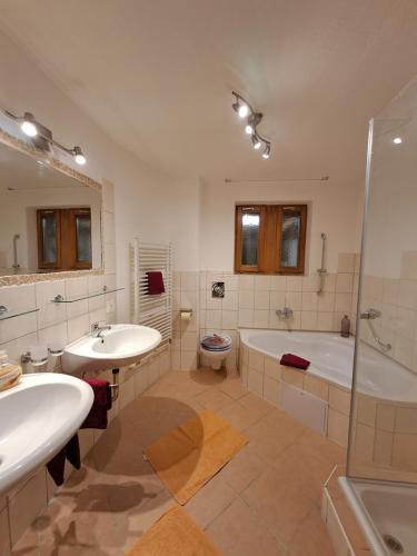 La salle de bains est pourvue de 2 lavabos, d'une baignoire et de toilettes. dans l'établissement Ferienwohnung Jakob, à Neustift im Stubaital