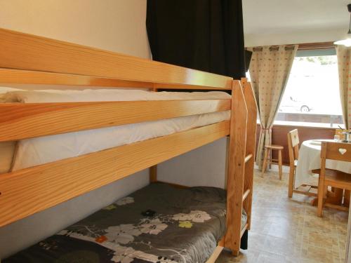 Krevet ili kreveti na kat u jedinici u objektu Appartement Saint-François-Longchamp, 1 pièce, 4 personnes - FR-1-635-62