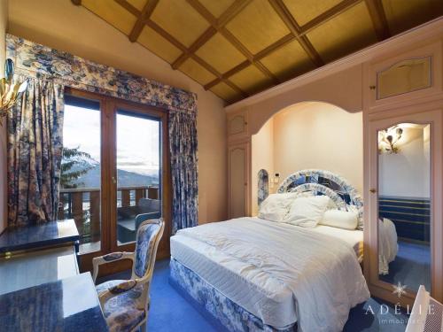 een slaapkamer met een bed en een groot raam bij Appartement Montvalezan-La Rosière, 4 pièces, 8 personnes - FR-1-398-641 in Montvalezan