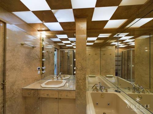 een badkamer met 2 wastafels, een bad en een spiegel bij Appartement Montvalezan-La Rosière, 4 pièces, 8 personnes - FR-1-398-641 in Montvalezan