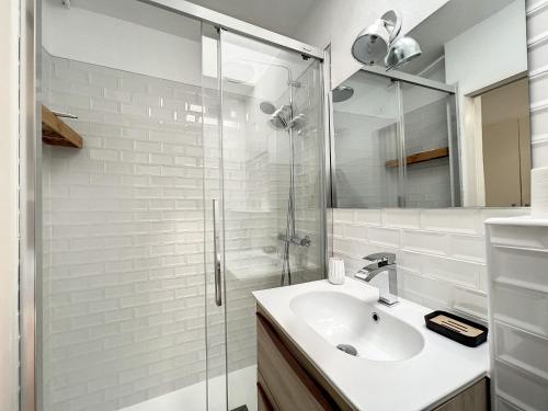 La salle de bains est pourvue d'un lavabo et d'une douche en verre. dans l'établissement Placa EIVISSA,1, à Empuriabrava