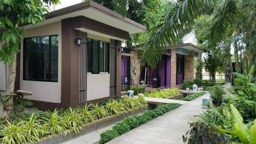 uma casa com um jardim em frente em สวนผึ้ง2 รีสอร์ท - Suan Phueng 2 Resort em Bang Sare