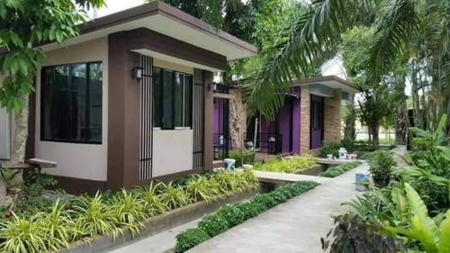 een huis met een tuin ervoor bij สวนผึ้ง2 รีสอร์ท - Suan Phueng 2 Resort in Bang Sare