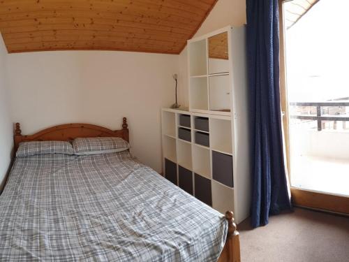 une chambre avec un lit et une fenêtre dans l'établissement Beau duplex 3 pièces au pied des pistes avec TV, DVD, balcon, et parking à Saint-Jean-d'Aulps - FR-1-573-72, à Saint-Jean-dʼAulps