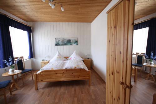 1 dormitorio con 1 cama, 2 mesas y ventanas en Nichtraucher-Fewo-Ebert-Green, en Neudorf