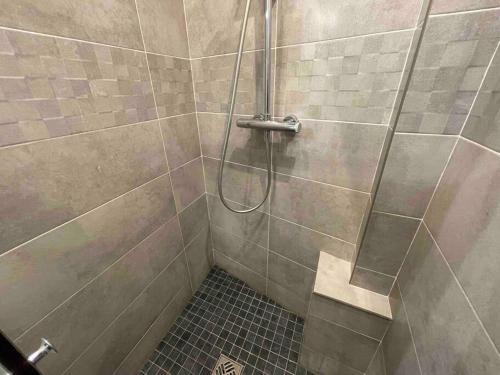 een badkamer met een douche en een tegelvloer bij Le provence in Beausoleil