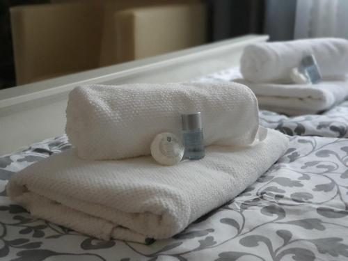 una pila de toallas sentadas encima de una cama en Studio P7, en Sibiu