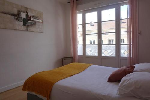 1 dormitorio con 1 cama y ventana grande en 3 Bedrooms - Spacious and friendly - City Center, en Caen