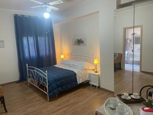1 dormitorio con 1 cama con manta azul en OLEANDRI SUITE B&B, en Aprilia