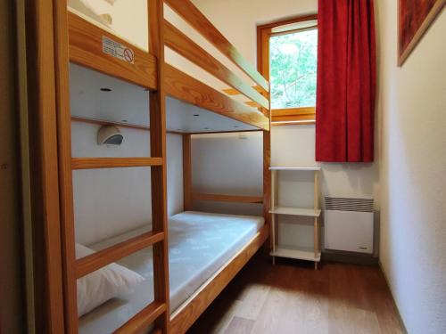 a bunk bed in a small room with a window at Appartement Saint-François-Longchamp, 3 pièces, 8 personnes - FR-1-635-84 in Saint-François-Longchamp