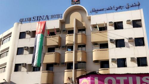 um edifício com um sinal na lateral em Grand Sina Hotel em Dubai