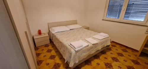 A bed or beds in a room at Appartamento La Francigena