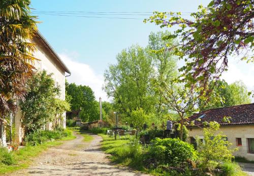 Κήπος έξω από το Hameau de la Brousse